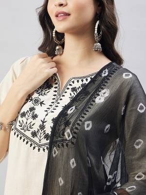 Winered woman off-white embroidered kurta set with chiffon dupatta 4