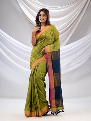 Sheen Green Cotton Handwoven Saree With Zari Borders 2
