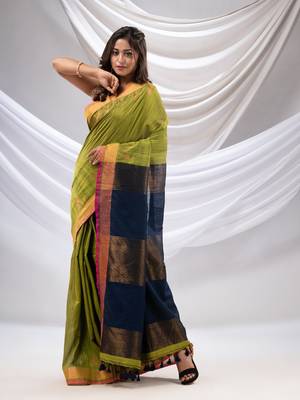 Sheen Green Cotton Handwoven Saree With Zari Borders 3