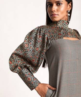 Black Modern Vintage Cut-Out Midi 4