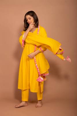 Yellow hand dyed cotton kurta pant set with mul dupatta 2