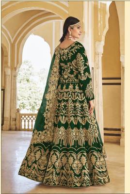 PREMIUM LUXURIOUS WEDDING WEAR GREEN VELVET LEHENGA CHOLI LATEST DESIGN 3