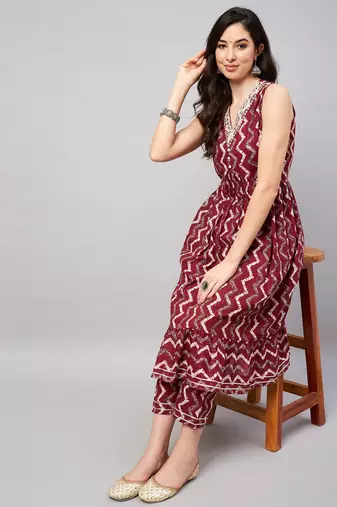 Winered woman maroon chevron print embroidered neckline kurta set