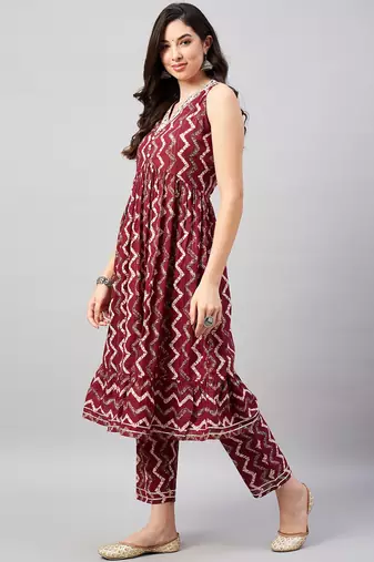 Winered woman maroon chevron print embroidered neckline kurta set