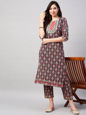 Winered woman navy blue patch gota detailing at neck kurta set 2
