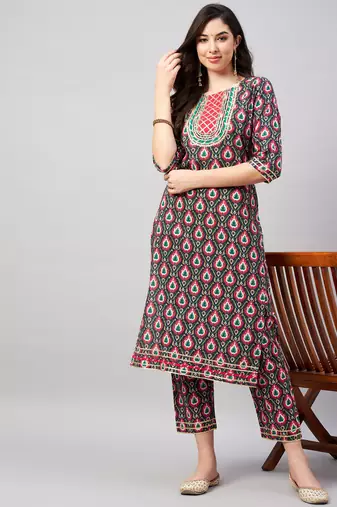 Winered woman navy blue patch gota detailing at neck kurta set