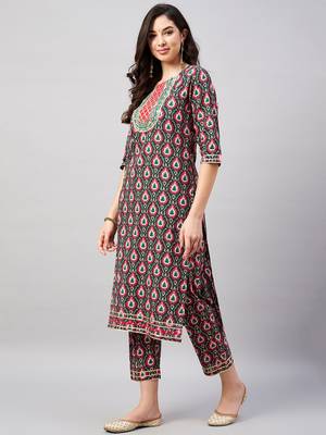Winered woman navy blue patch gota detailing at neck kurta set 3