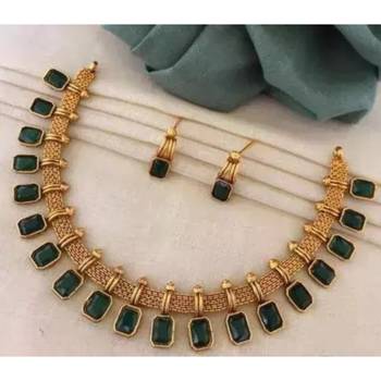 Gold-plated kundan-studded & pearl beaded jewellery set 1