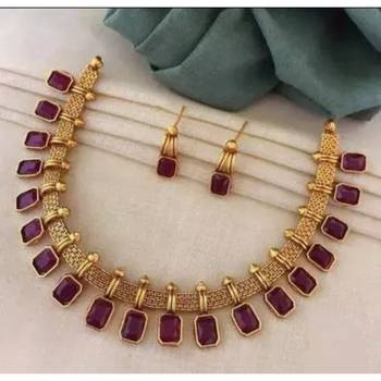 Gold-plated kundan-studded & pearl beaded jewellery set 1
