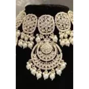 Gold-plated kundan-studded & pearl beaded jewellery set 2