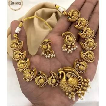 Gold plated traditional kundan pearl choker jewellery set for women 2