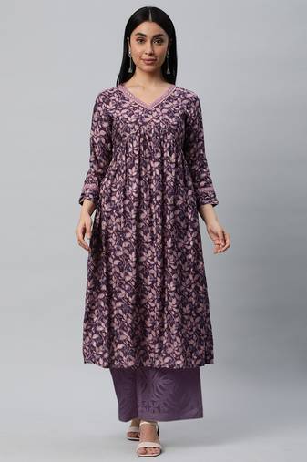 V-neck kurta with gathers at empire line along with the lace detail.