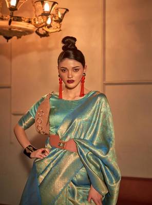 Green silk blend Woven Saree With Unstitched Blouse Piece 2