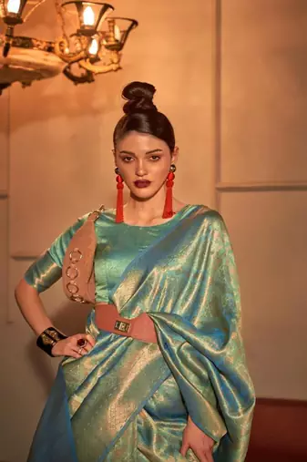 Green silk blend Woven Saree With Unstitched Blouse Piece