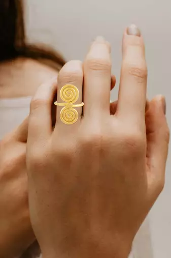 Brass goldplated spiral fashion jewellery finger ring for women