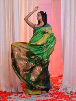 Light Green Cotton Blend Handwoven Saree With Flower Motifs 2