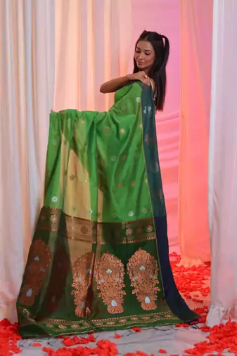 Light Green Cotton Blend Handwoven Saree With Flower Motifs
