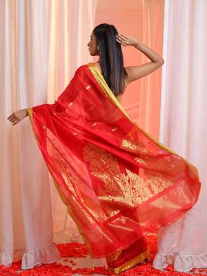 Red Cotton Blend Handwoven Saree With Floral Pallu 4