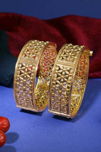 Women gold-plated pearl-beaded temple bangles