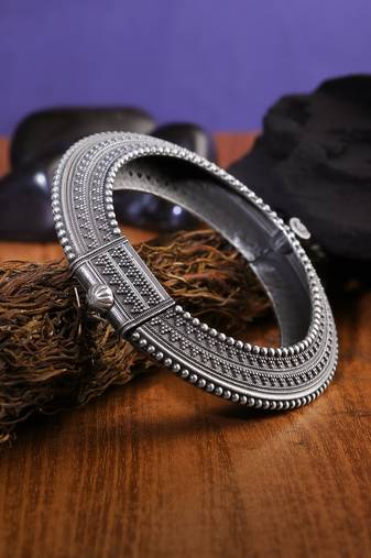Women oxidised silver plated pearl-beaded bangles