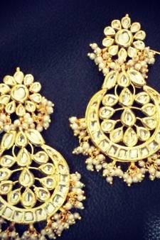 white pearl earring kundan aalia bollywood celebrity pair
