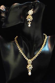 Traditional n elegant white kundan necklace set