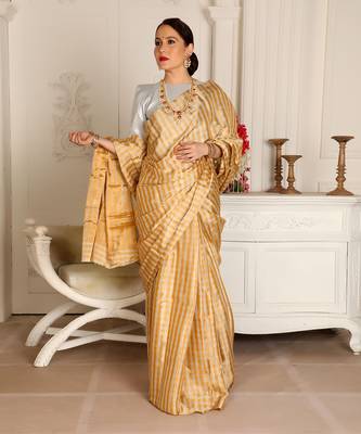 Gold handwoven saree set 2