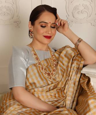 Gold handwoven saree set 5