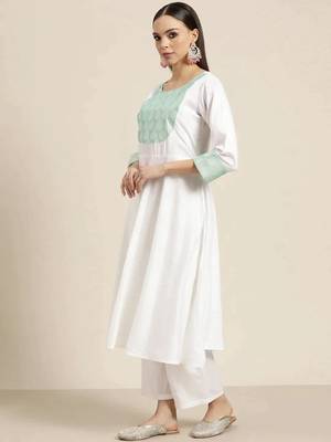 Off-White Yoke Design Viscose rayon Women Kurta set 4