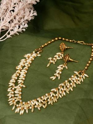 Delicate Pearl Necklace Set 1