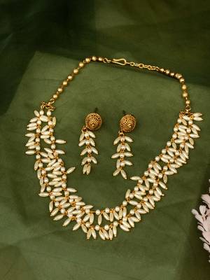 Delicate Pearl Necklace Set 2