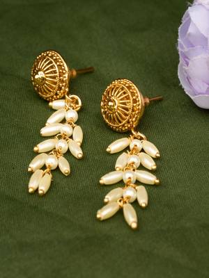 Delicate Pearl Necklace Set 4