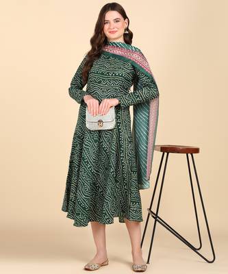 Women's Green Printed Cotton Kurti With Foil Printed Dupatta Set 3