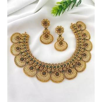 Gold plated traditional kundan pearl choker jewellery set for women 1