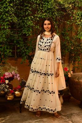 Embroidered round neck kurta with dupatta 1