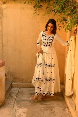 Embroidered round neck kurta with dupatta 2