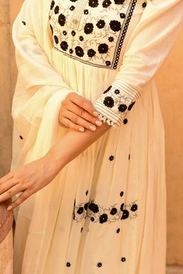 Embroidered round neck kurta with dupatta 5