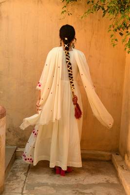 Embroidered round neck kurta with dupatta 2