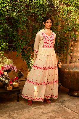 Embroidered round neck kurta with dupatta 5