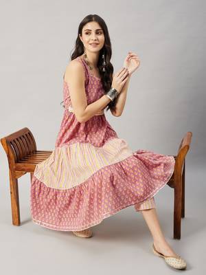 Winered woman pink and white tiered kurta set 3