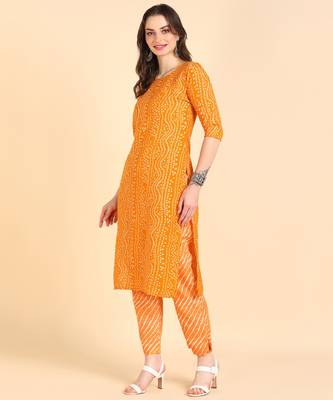Women's Yellow Printed Cotton Kurti With Pant Set 3