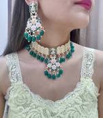 Bridal choker set with maangtika