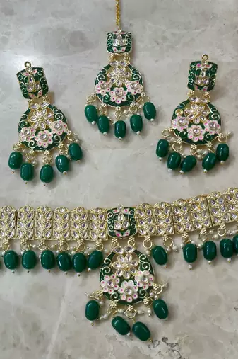Bridal choker set with maangtika