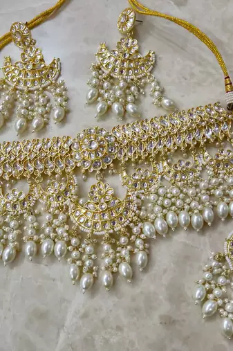 Bridal choker set with maangtika