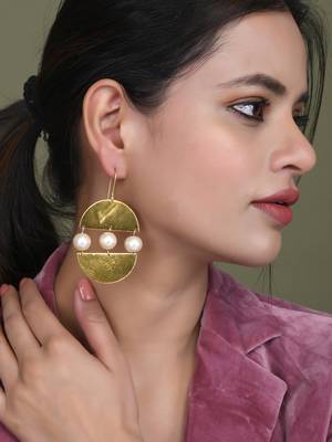 Gold-plated pearls contemporary drop earrings 2