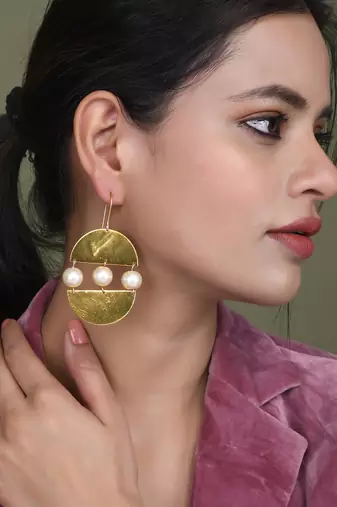 Gold-plated pearls contemporary drop earrings