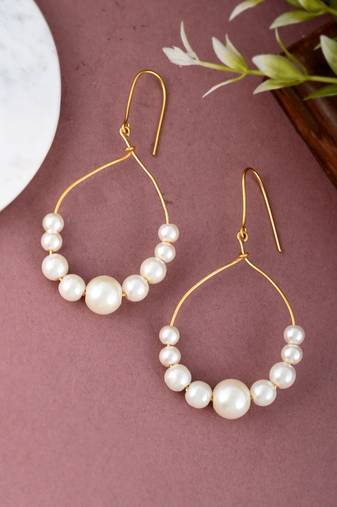 Gold tone pearl drop dangle western earrings