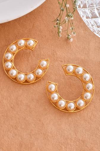 Gold toned pearl beaded earring