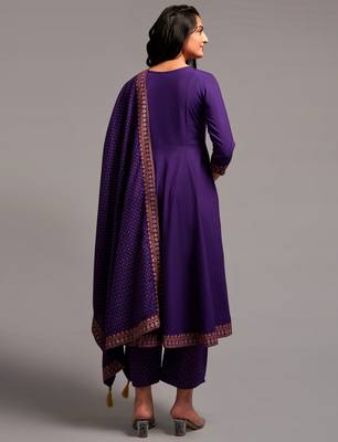Violate Viscose Embroidered Kurta With Pant 4