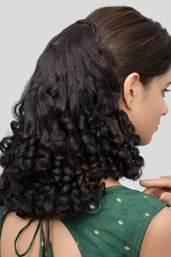 Curly hair extension with hairclip